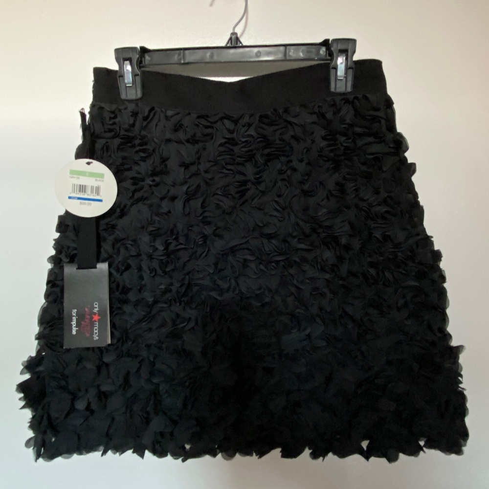 Brand new black fluffy skirt, flowers all over it
Size 8
Zipper on side